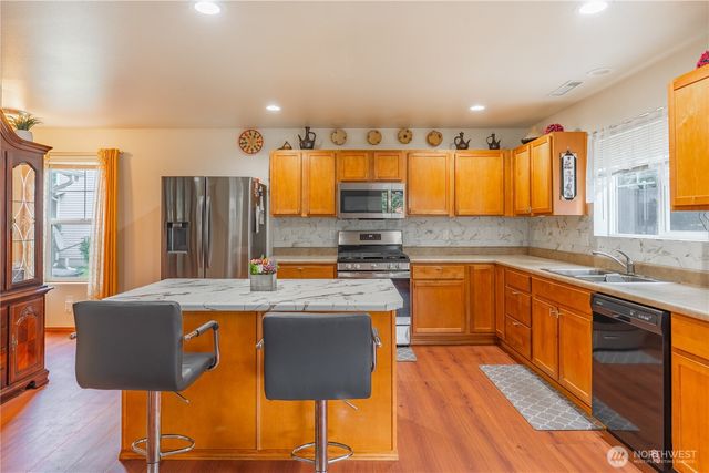 9316 COUNTRY HOLLOW Drive E, Puyallup, WA 98375