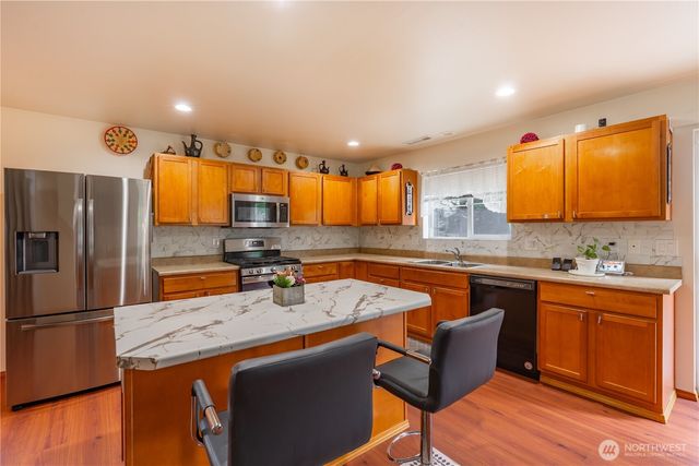 9316 COUNTRY HOLLOW Drive E, Puyallup, WA 98375