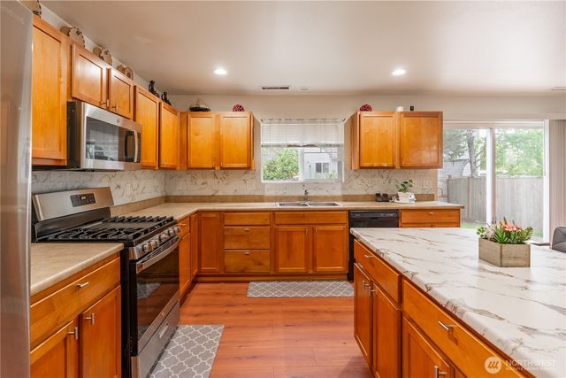 9316 COUNTRY HOLLOW Drive E, Puyallup, WA 98375