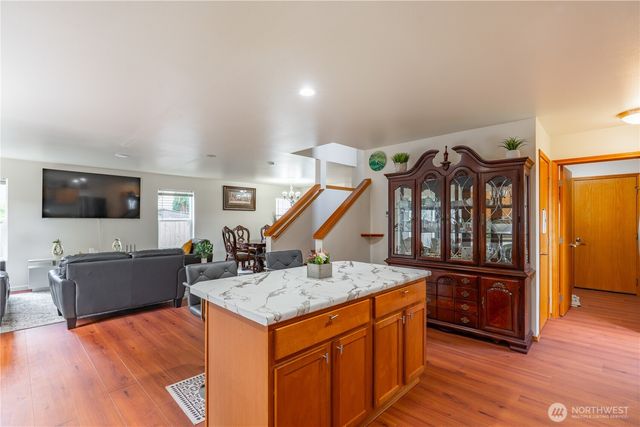 9316 COUNTRY HOLLOW Drive E, Puyallup, WA 98375