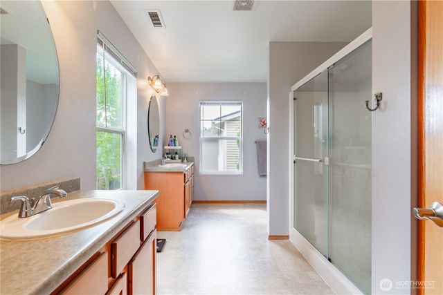 9316 COUNTRY HOLLOW Drive E, Puyallup, WA 98375