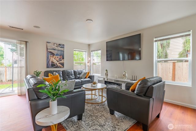 9316 COUNTRY HOLLOW Drive E, Puyallup, WA 98375