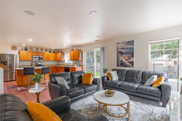 9316 COUNTRY HOLLOW Drive E, Puyallup, WA 98375