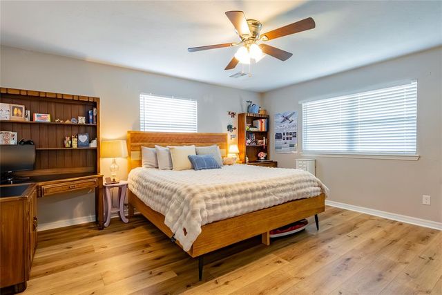 913 SW 6th Street, Moore, OK 73160
