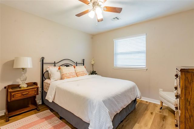 913 SW 6th Street, Moore, OK 73160