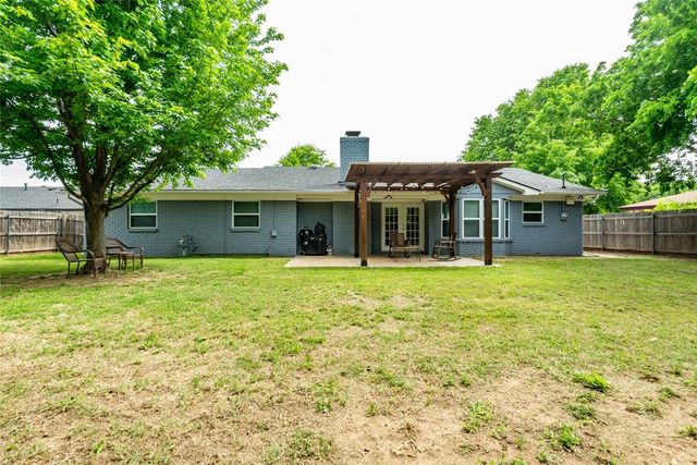 913 SW 6th Street, Moore, OK 73160