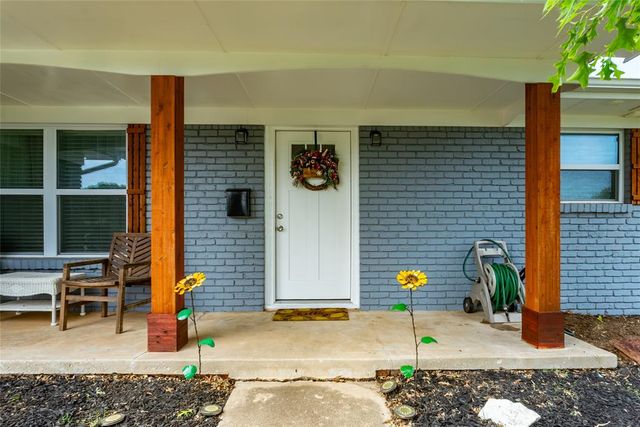 913 SW 6th Street, Moore, OK 73160