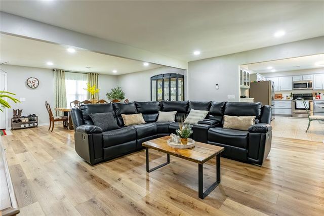 913 SW 6th Street, Moore, OK 73160