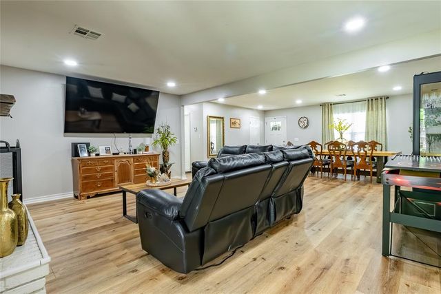 913 SW 6th Street, Moore, OK 73160