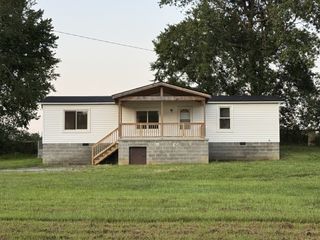 1110 Twin Creek Rd, Charlotte, TN 37036