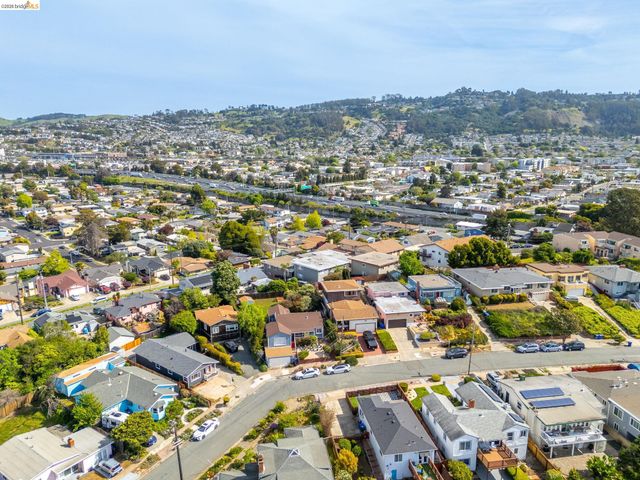1354 Santa Clara St, Richmond, CA 94804