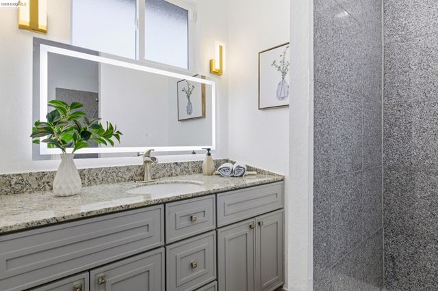 1354 Santa Clara St, Richmond, CA 94804