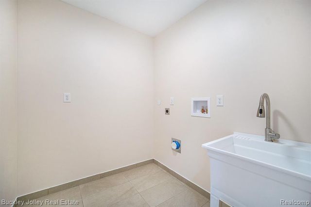 10303 9 Mile Road, Whitmore Lake, MI 48189