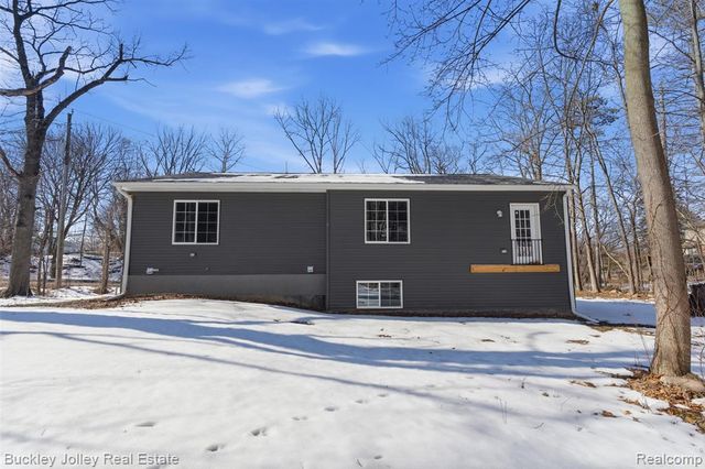 10303 9 Mile Road, Whitmore Lake, MI 48189