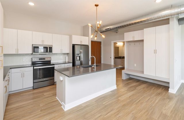 450 SW 7th Street 304, Des Moines, IA 50309