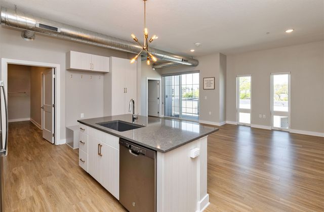 450 SW 7th Street 304, Des Moines, IA 50309