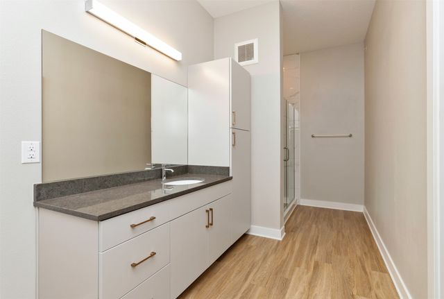 450 SW 7th Street 304, Des Moines, IA 50309