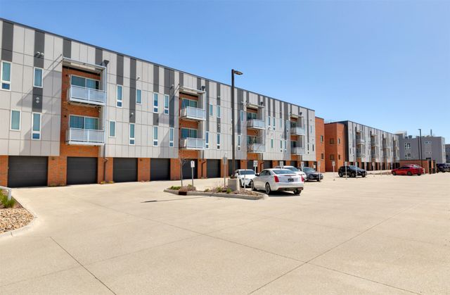 450 SW 7th Street 304, Des Moines, IA 50309