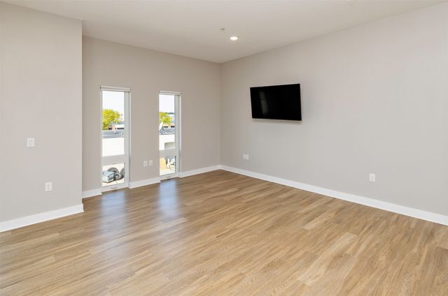 450 SW 7th Street 304, Des Moines, IA 50309