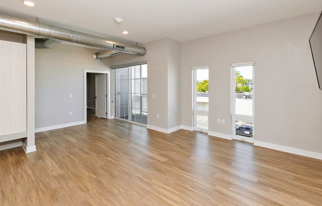 450 SW 7th Street 304, Des Moines, IA 50309