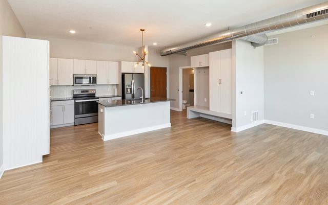 450 SW 7th Street 304, Des Moines, IA 50309
