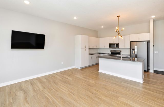 450 SW 7th Street 304, Des Moines, IA 50309