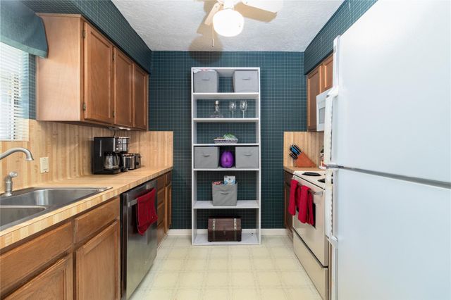 2306 Heather Street, Highlands, TX 77562