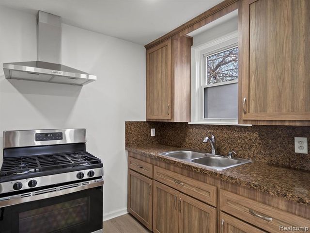 23409 Carlisle Avenue, Hazel Park, MI 48030