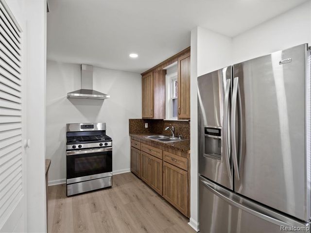 23409 Carlisle Avenue, Hazel Park, MI 48030
