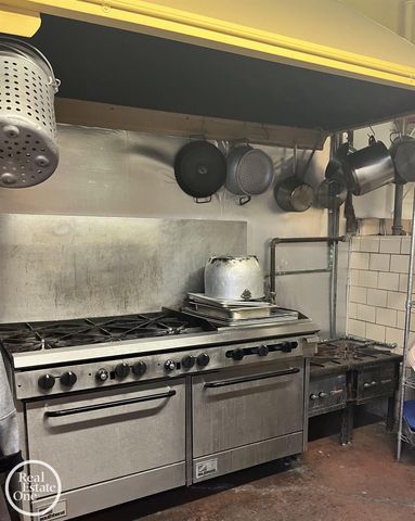 19531 Mack Avenue Avenue, Grosse Pointe Woods, MI 48236