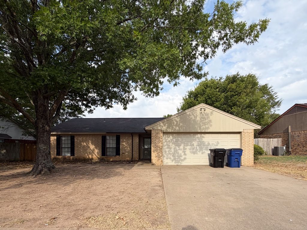 921 Park Place Boulevard, Midlothian, TX 76065