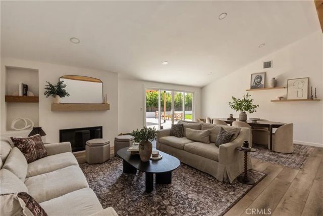 1133 El Camino, Costa Mesa, CA 92626