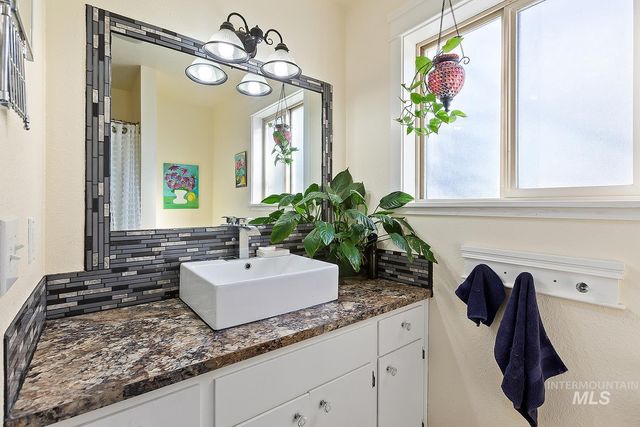 717 Cedar Ave, Lewiston, ID 83501