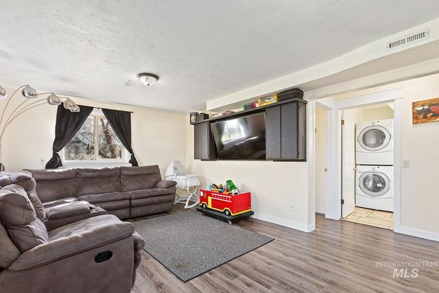717 Cedar Ave, Lewiston, ID 83501