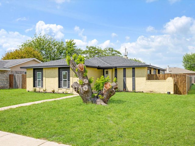 825 Cherry Hills Drive, Lancaster, TX 75134