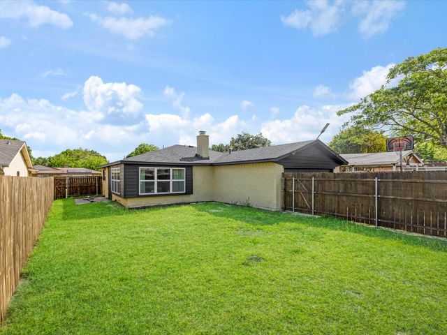 825 Cherry Hills Drive, Lancaster, TX 75134
