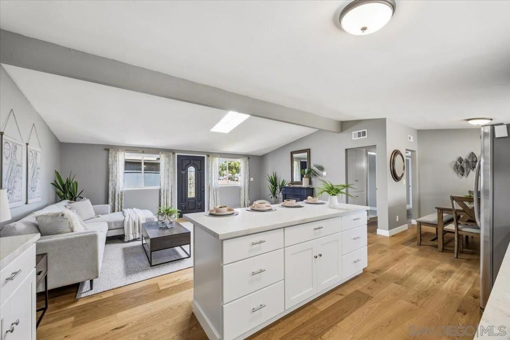 Image 9 of property listing at 536 Rogue Rd, El Cajon, CA 92020