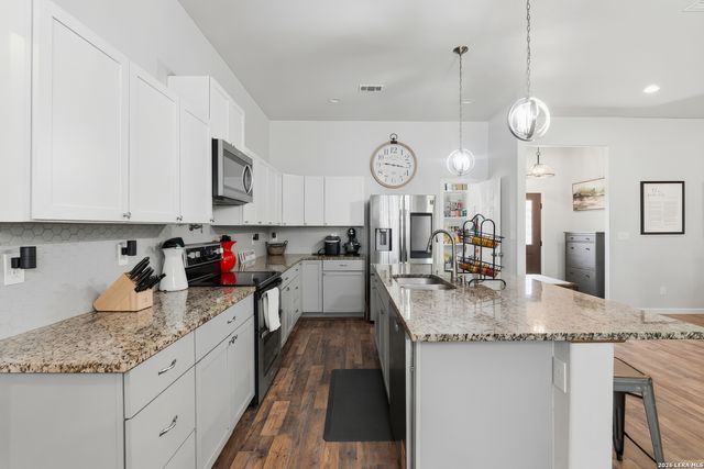 140 OAK SPRINGS DR, Seguin, TX 78155