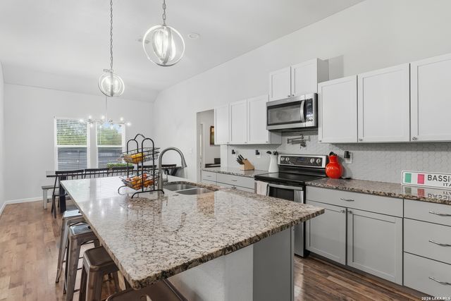 140 OAK SPRINGS DR, Seguin, TX 78155