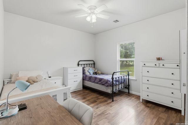 140 OAK SPRINGS DR, Seguin, TX 78155