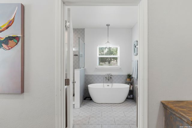 140 OAK SPRINGS DR, Seguin, TX 78155