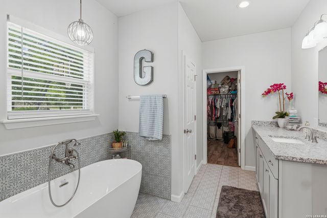 140 OAK SPRINGS DR, Seguin, TX 78155