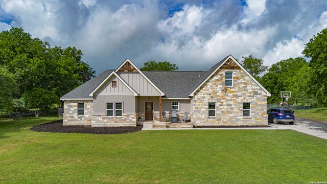 140 OAK SPRINGS DR, Seguin, TX 78155