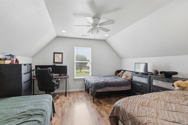 140 OAK SPRINGS DR, Seguin, TX 78155