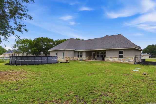 140 OAK SPRINGS DR, Seguin, TX 78155