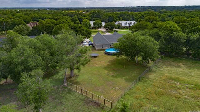 140 OAK SPRINGS DR, Seguin, TX 78155