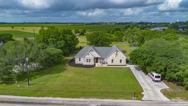 140 OAK SPRINGS DR, Seguin, TX 78155