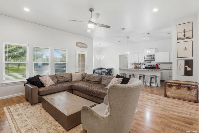 140 OAK SPRINGS DR, Seguin, TX 78155