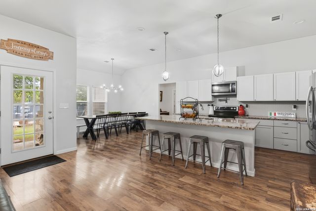 140 OAK SPRINGS DR, Seguin, TX 78155