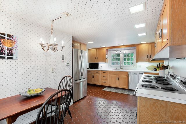 71 Beecher Road, Woodbridge, CT 06525